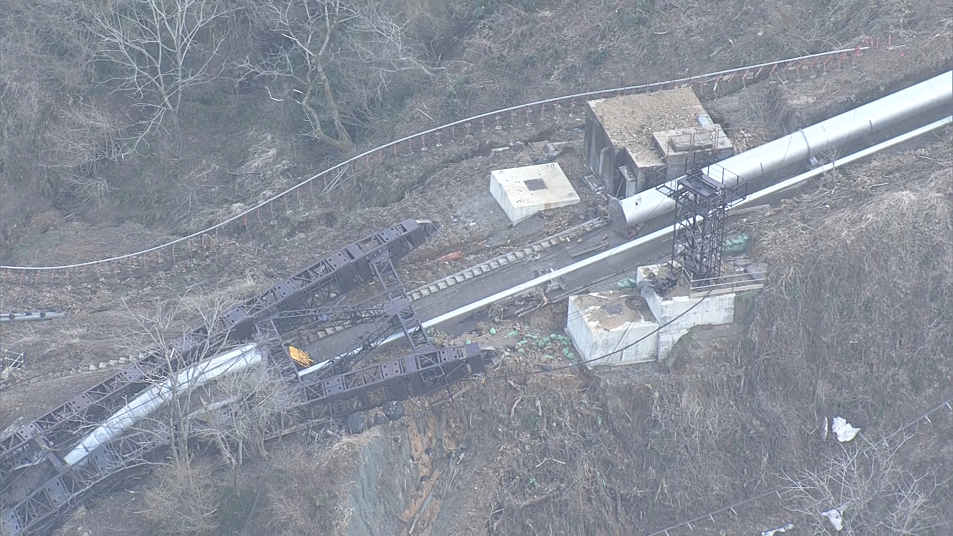 【新潟】水力発電所の水圧管路が破断　異常な量の水流出で土砂崩れに浸水被害を確認　鉄塔2基が倒れる被害も